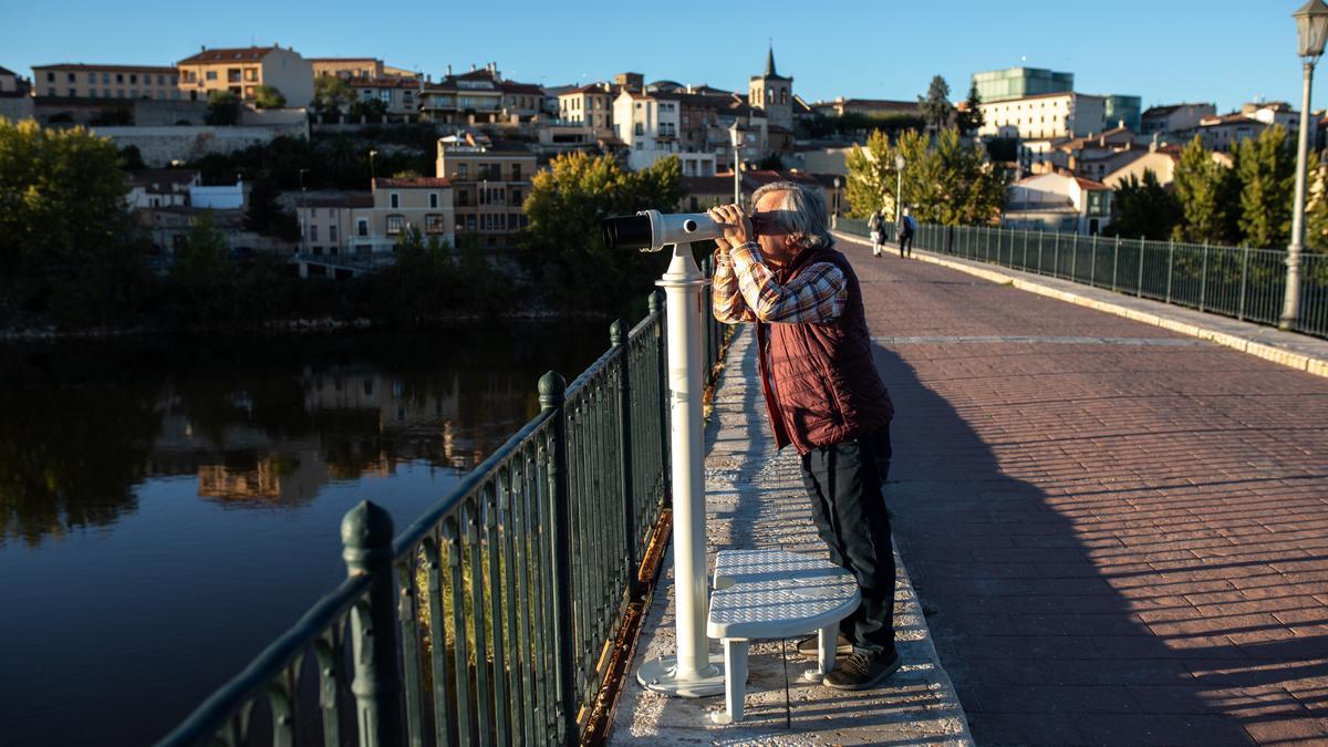 Prismáticos para observación de fauna y aves en el Puente de Piedra