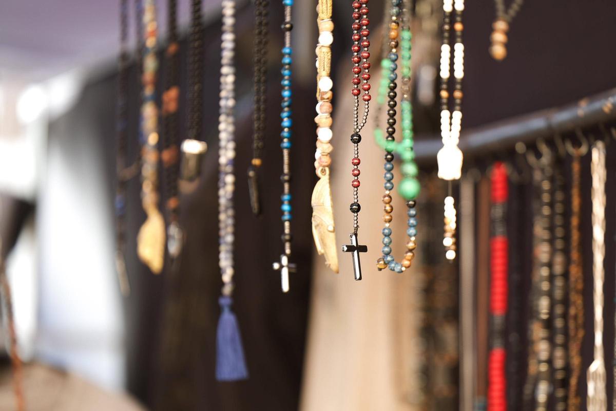 El emblemático mercadillo hippie de Punta Arabí, en imágenes
