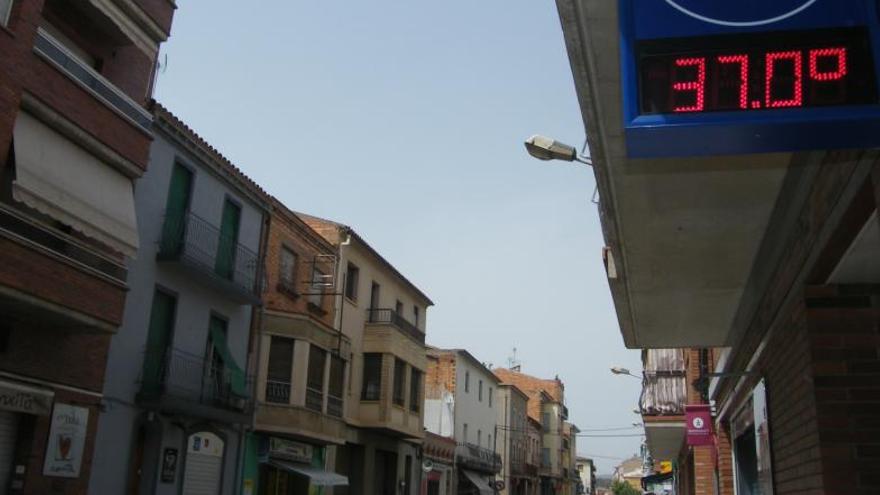 Un termòmetre a Sant Joan, marcant 37 graus a les 15.40 h.