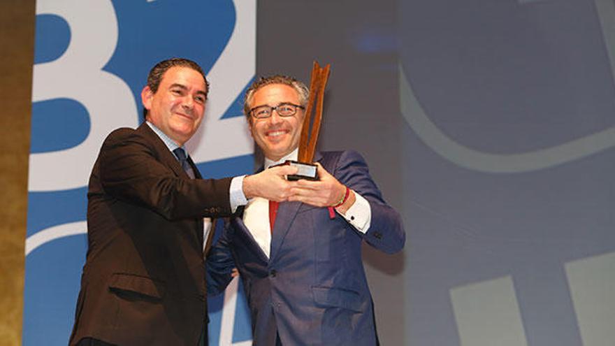 Julián Mendoza recibe el premio de manos del alcalde de l´Alfàs del Pi, Vicente Arques.