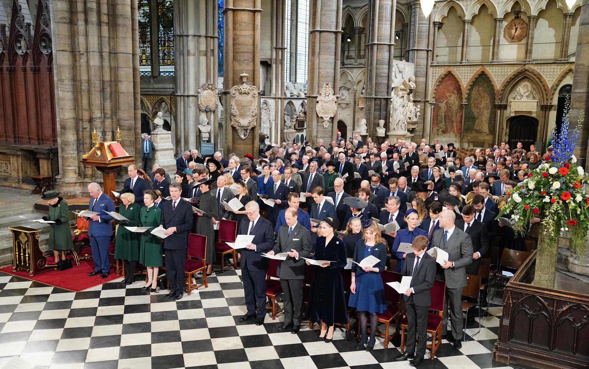 Isabel II reaparece en la misa en honor al Duque de Edimburgo