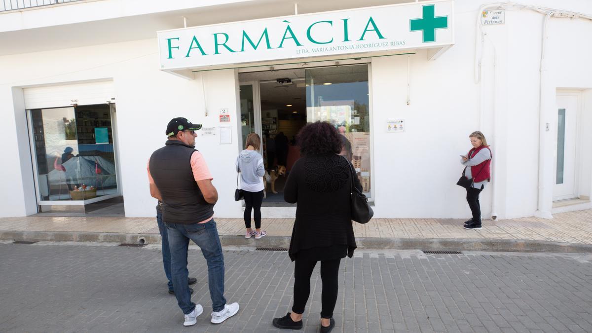 Clientes esperan para entrar en una farmacia de Ibiza.