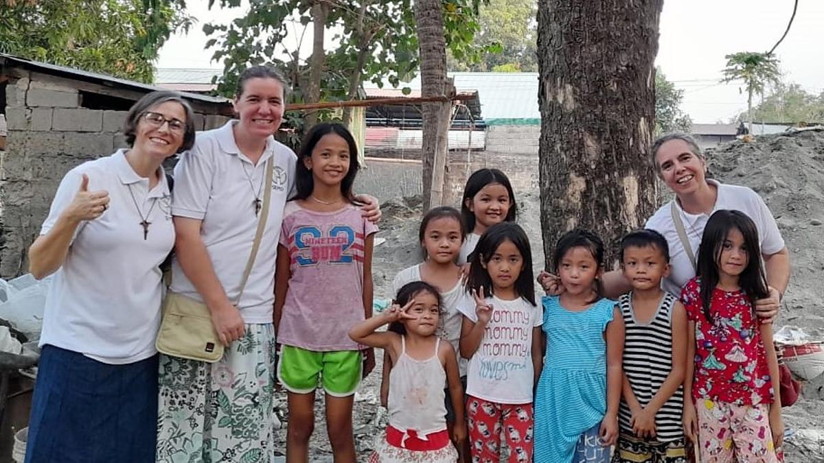 Manoli Sánchez y algunas de sus compañeras con niños y jóvenes filipinos