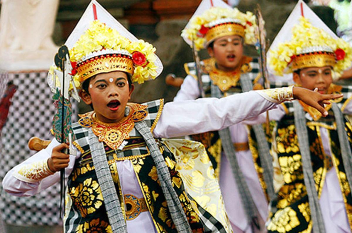 Un grup de ballarins balinesos actuen durant el Festival Anual d’Art de Bali, a Denpasar (Indonèsia).