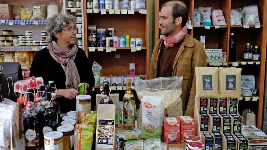 Carmen Turiel, con su compañero Nahún Fadón en la sede de la asociación Naturalia.