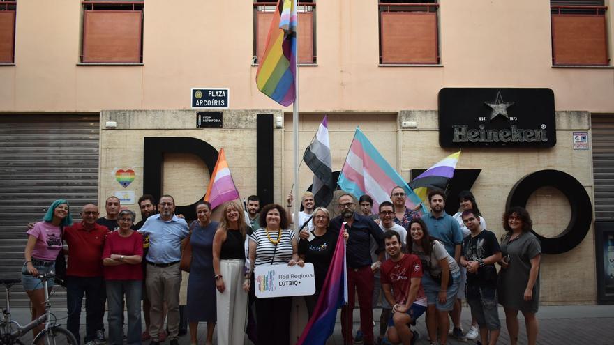 Roban la bandera LGTBIQ+ colocada en la Plaza Arcoíris de Lorca