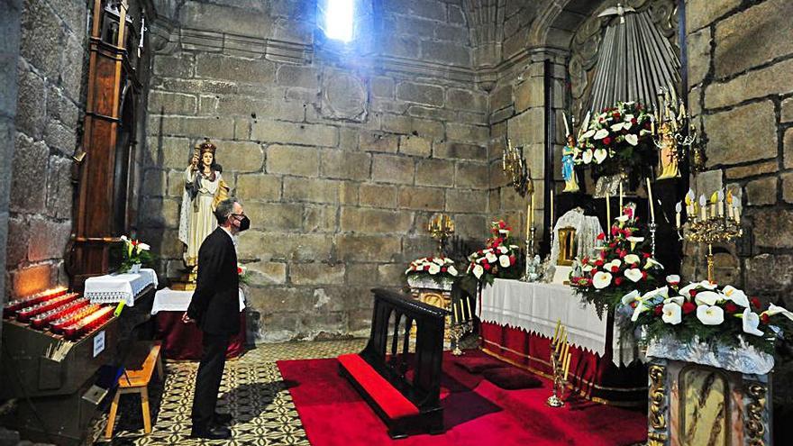 El párroco José Aldao ora ante el Monumento