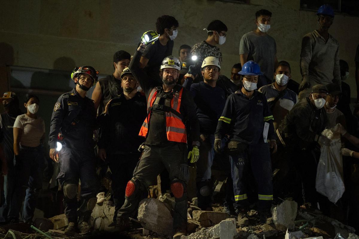 Colombia busca a supervivientes del terremoto
