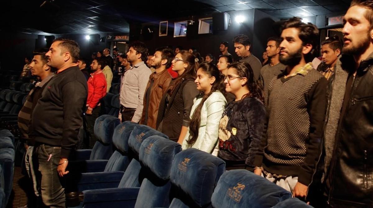 mbenach36610542 indian movie goers stand up as national anthem is played at 161214182631