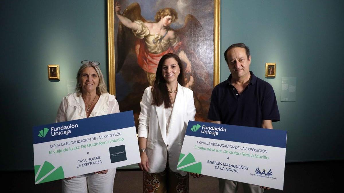 Entrega de la recaudación de la exposición a los Ángeles Malagueños de la Noche y la Casa Esperanza.
