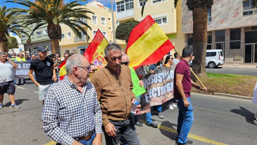 Enrique Martínez (i) y Claudio Gutiérrez (d) durante la manifestación del sector primario.