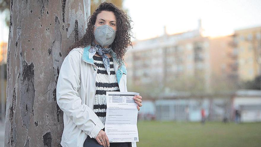 La farmacéutica, con el parte médico que detalla su reacción adversa a la vacuna.