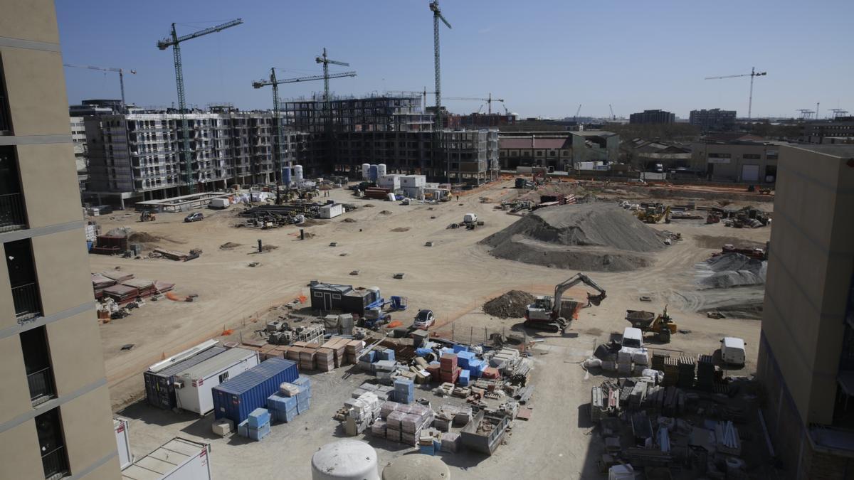 Horizonte de nuevas promociones de viviendas y grúas en el barrio de la Marina del Prat Vermell, en Sants-Montjuïc.