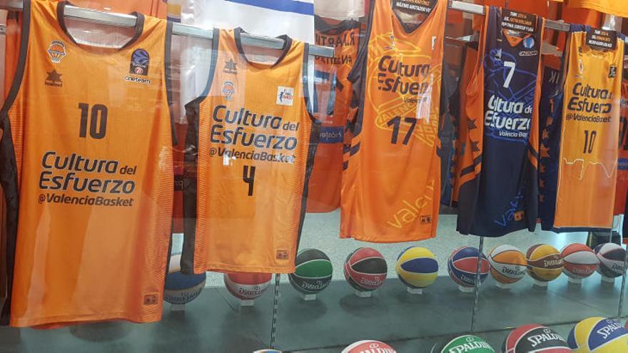 Las camisetas de Will Thomas y Anna Gómez lucen en L&#039;Alqueria