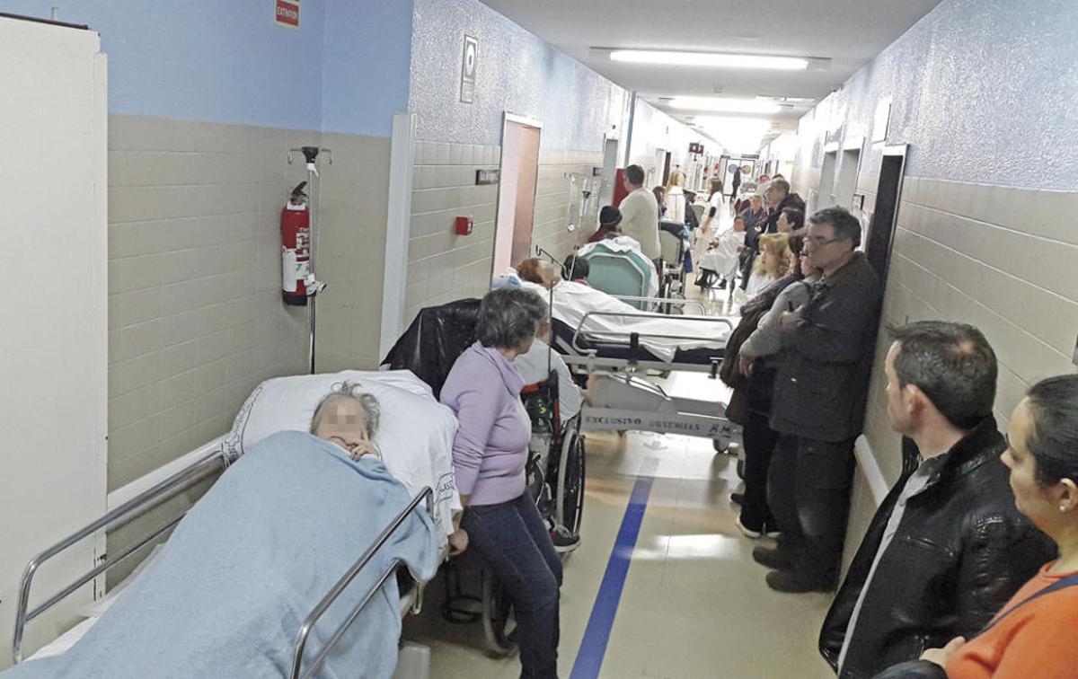 Las Urgencias del Chuvi acaban el año colapsadas y con camillas en los pasillos