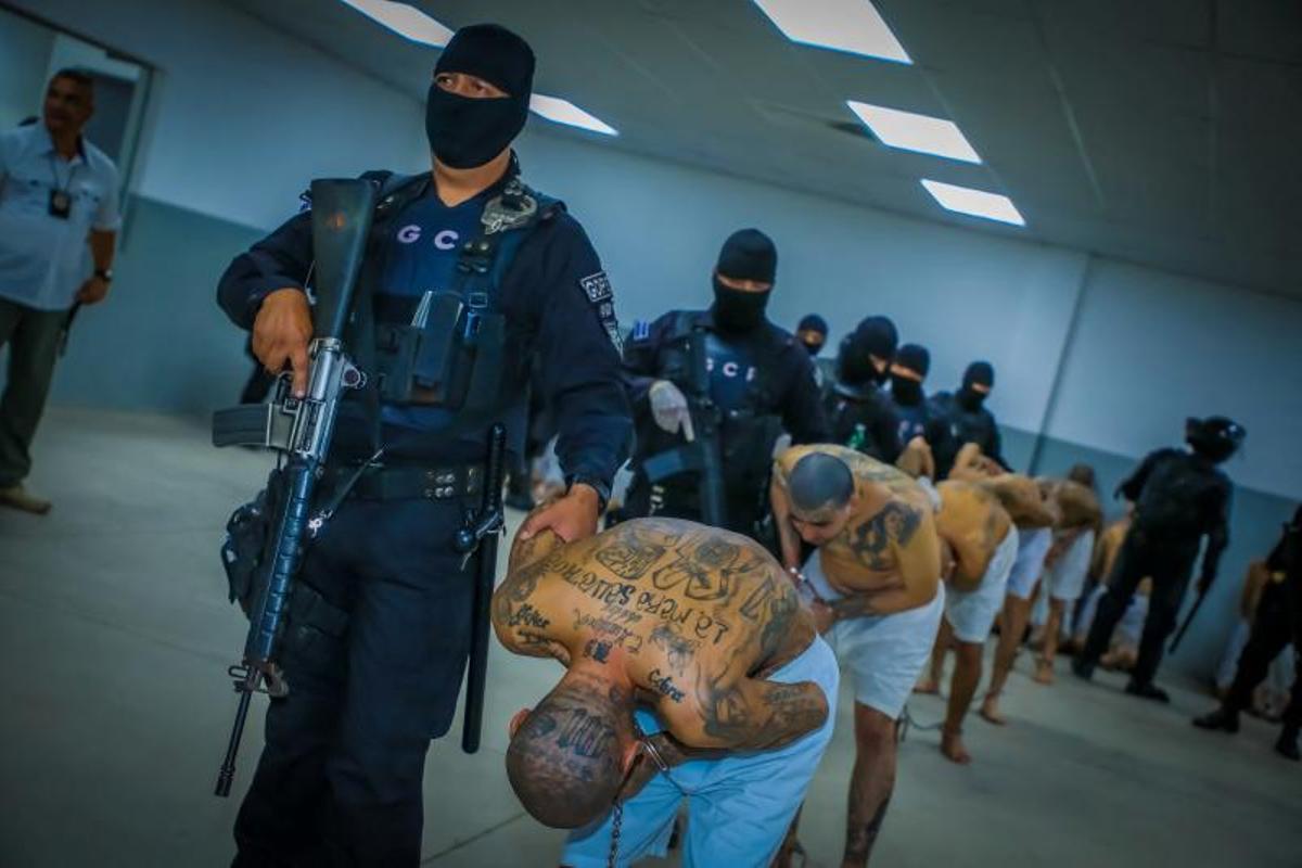 Traslado de 2.000 pandilleros de El Salvador a prisión de alta seguridad