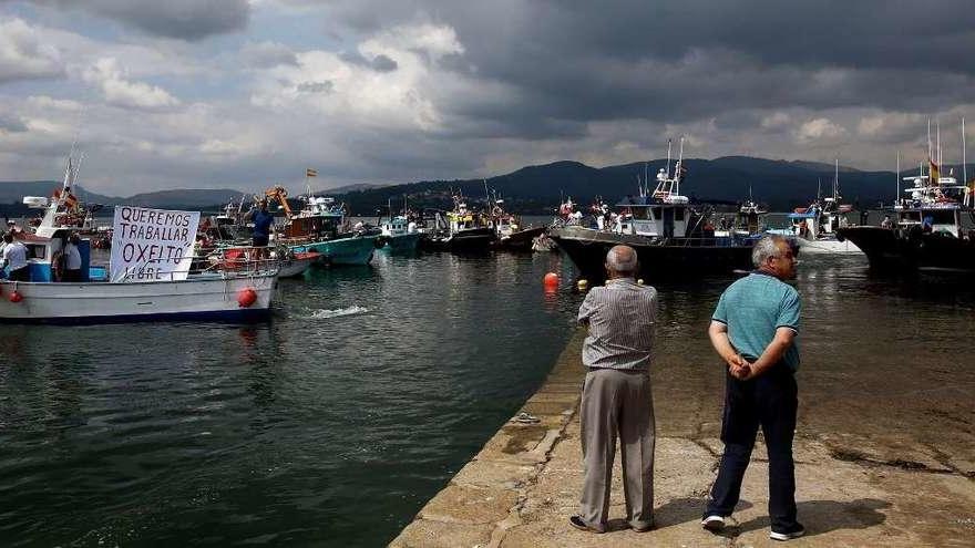 Protesta de la flota del xeito contra el plan de gestión de sardina, el pasado julio en Rianxo. // Iñaki Abella