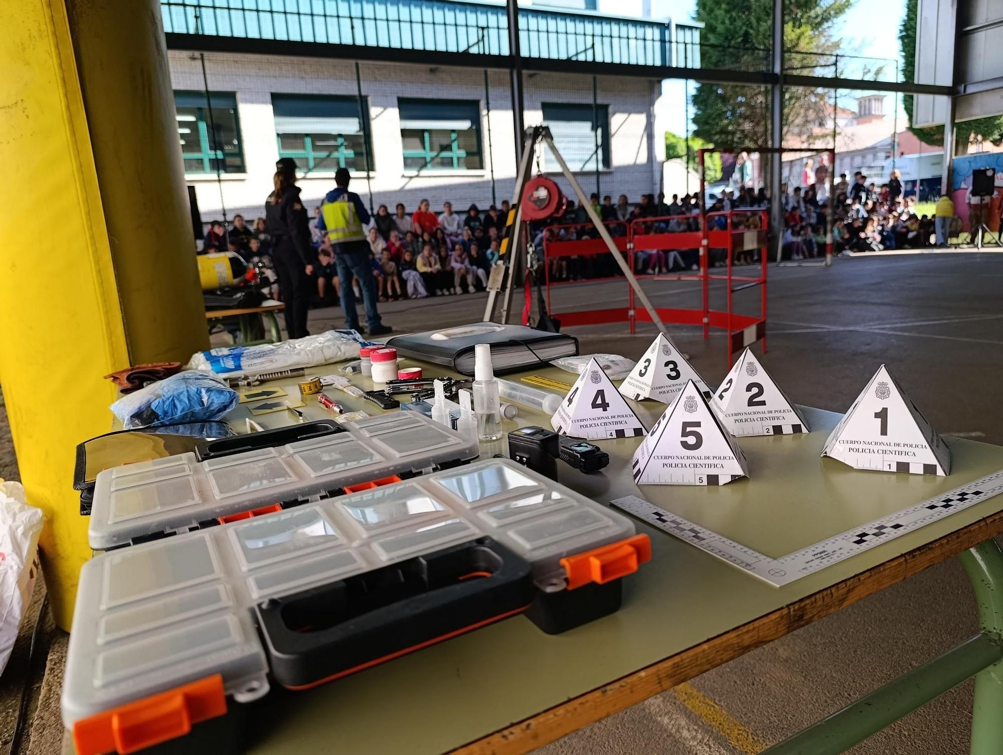 Así fue la exhibición de la Policía Nacional en el colegio La Fresneda, en Siero