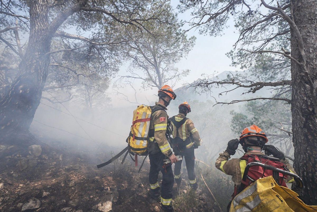 Fuego en Baix Ebre. Los bomberos trabajan en el incendio forestal en Paüls, Tarragona, este martes.
