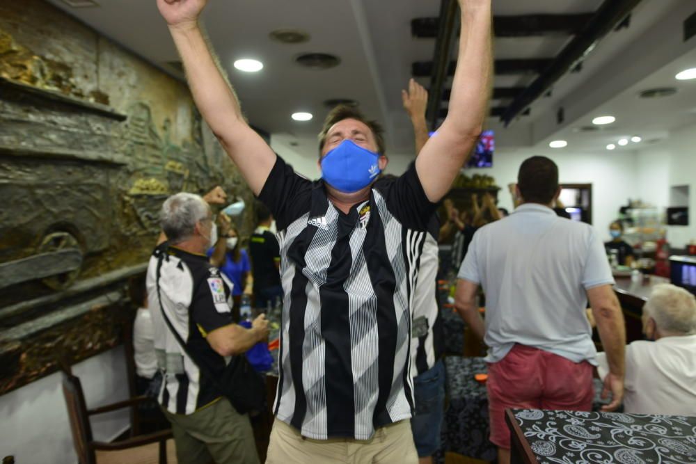 La afición celebra el ascenso del FC Cartagena