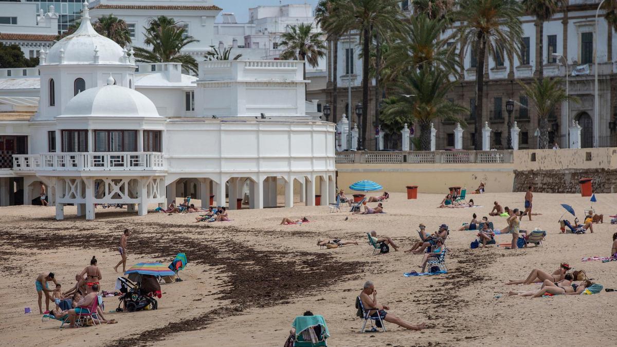 La playa de La Caleta, en Cádiz. Según la IA, esta capital andaluza es una de las peores localidades españolas para vivir.