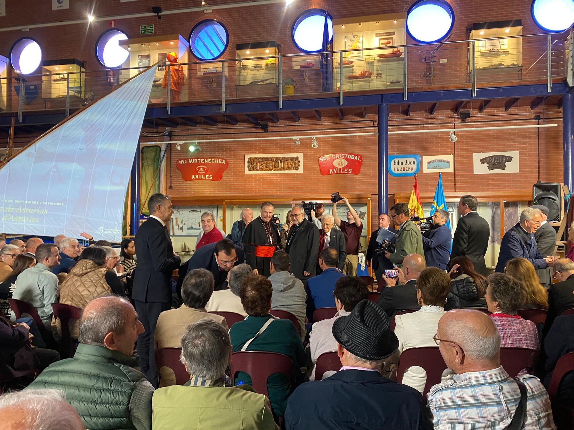 El cardenal Ángel  Fernández Artime recibe el título de Hijo Predilecto de Asturias en Luanco (Gozón)