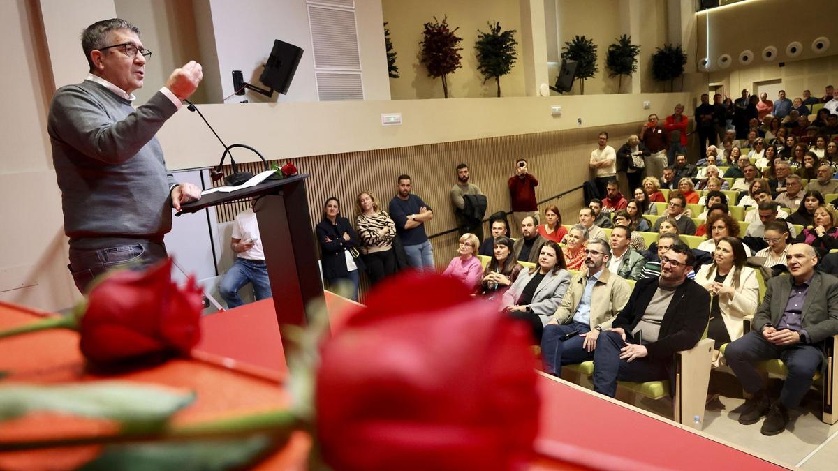 Vídeo | Así entrararon Patxi López y Francisco Lucas en el acto de Jumilla
