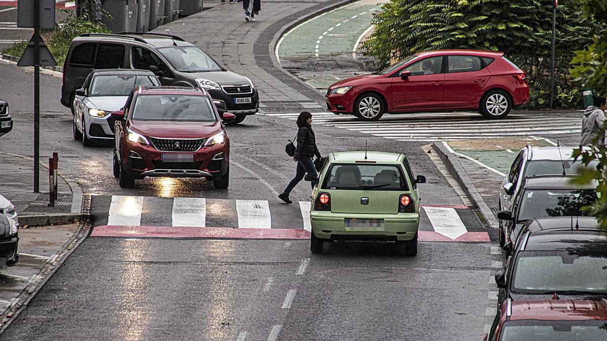 Un vehículo circula por el puente de San Jorge, limitado a 30 kilómetros por hora. | JUANI RUZ