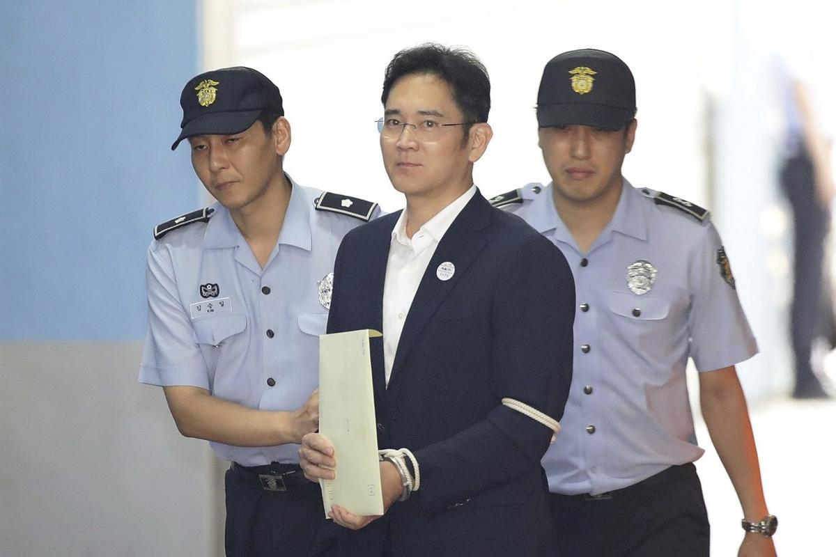 DRO03 SEÚL (COREA DEL SUR) 25/08/2017.- El heredero del grupo Samsung, Lee Jae-yong, llega al Tribunal del Distrito Central de Seúl (Corea del Sur) en el ámbito de su proceso judicial por corrupción dentro de la trama de la Rasputina, y para el que la fiscalía pide 12 años de prisión. Está previsto que la justicia emita hoy el veredicto. EFE/Chung Sung-Jun / Pool