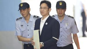 DRO03 SEÚL (COREA DEL SUR) 25/08/2017.- El heredero del grupo Samsung, Lee Jae-yong, llega al Tribunal del Distrito Central de Seúl (Corea del Sur) en el ámbito de su proceso judicial por corrupción dentro de la trama de la Rasputina, y para el que la fiscalía pide 12 años de prisión. Está previsto que la justicia emita hoy el veredicto. EFE/Chung Sung-Jun / Pool