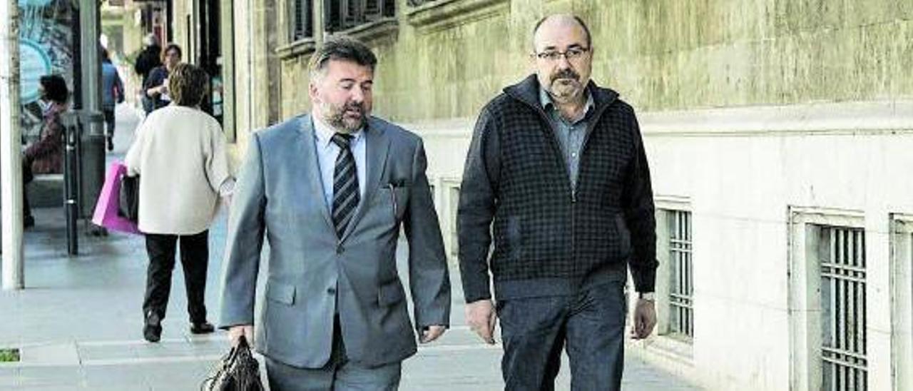 Pablo Escribá, derecha, acompañado de su abogado rumbo a los juzgados de vía Alemania. | MANU MIELNIEZUK