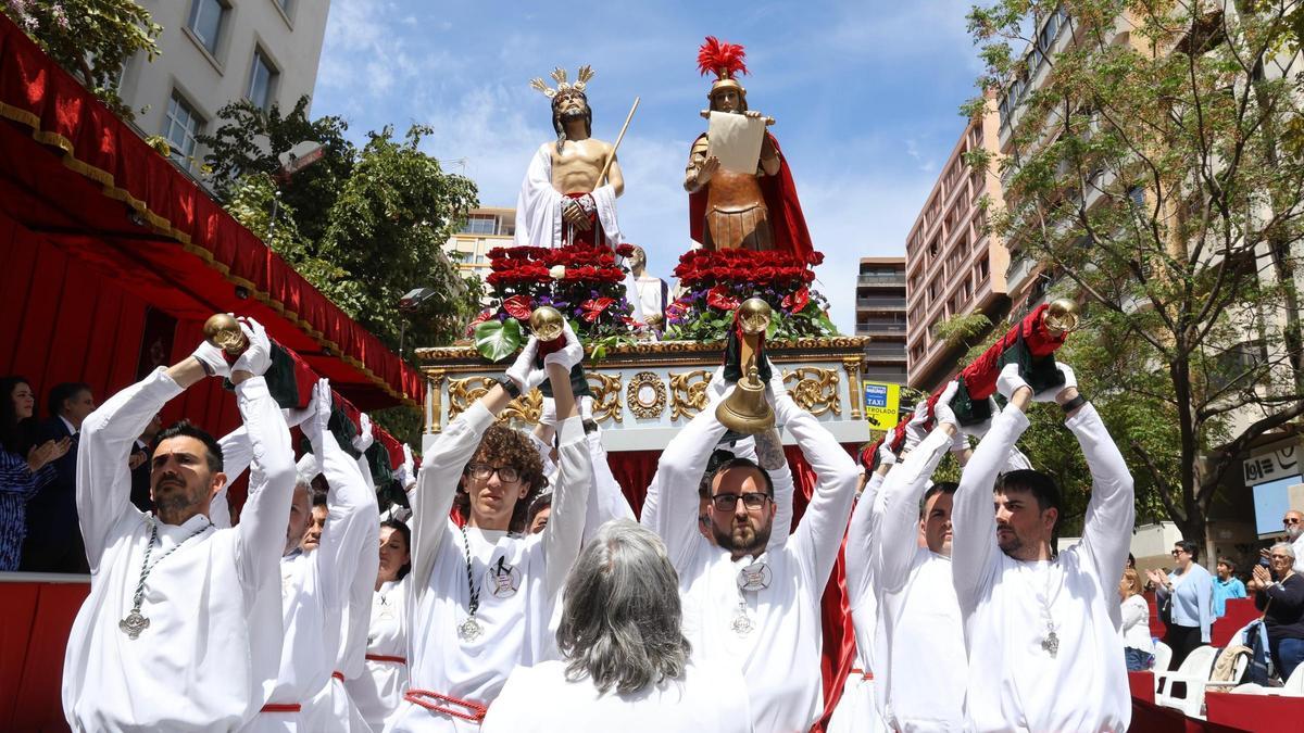 La Cofradía de la Sentencia de Jesús rompe el silencio de la mañana en el Viernes Santo de Alicante