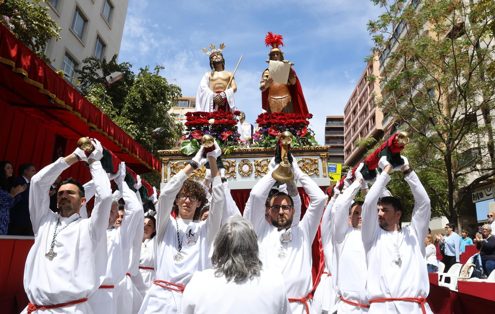 La Cofradía de la Sentencia de Jesús rompe el silencio de la mañana en el Viernes Santo de Alicante
