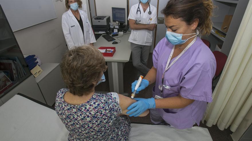 El Hospital Doctor Balmis cumple diez años de tratamiento con fármacos biológicos a personas afectadas por lupus