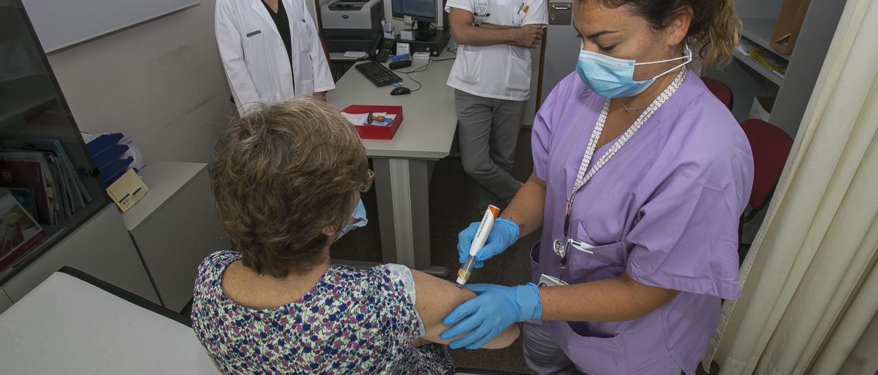 Consulta de Reumatología en el Hospital Doctor Balmis de Alicante