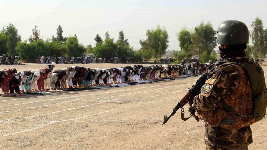 Un soldado afgano monta guardia durante unos rezos por la festividad del Eid al Adha, ayer en Kandahar.