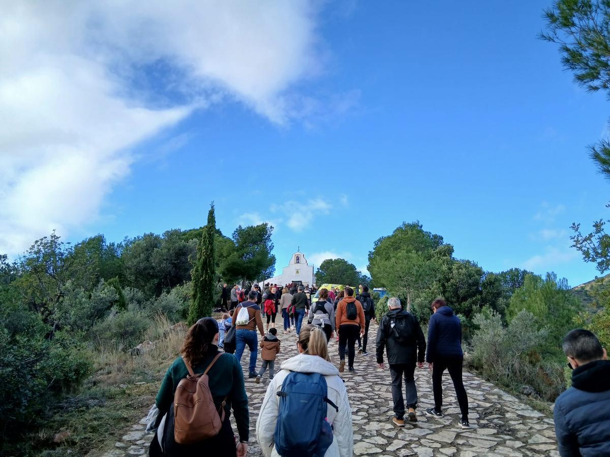 Los vecinos de la Vall d'Uixó, cumpliendo este domingo con la tradición de subir a la ermita de Sant Antoni.