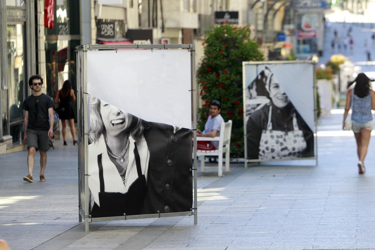 Varias fotografías de la exposición "Vigo Sonríe", del fotógrafo Javier Teniente, aparecieron rotas una mañana.