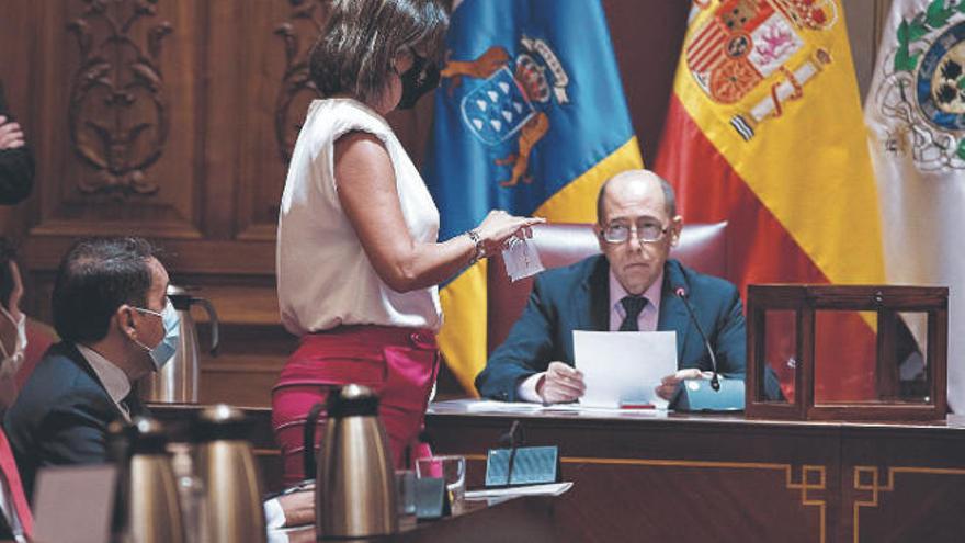 Momento en el que la edil Evelyn Alonso vota la moción de censura contra la socialista Patricia Hernández.