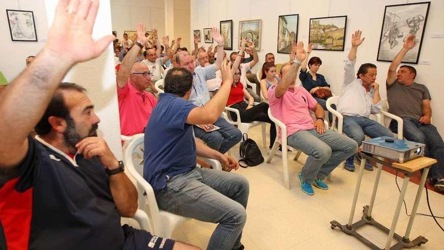 Medio centenar de socios acudieron a la asamblea organizada en la sala Abanca. // Bernabé/Cris M.V.