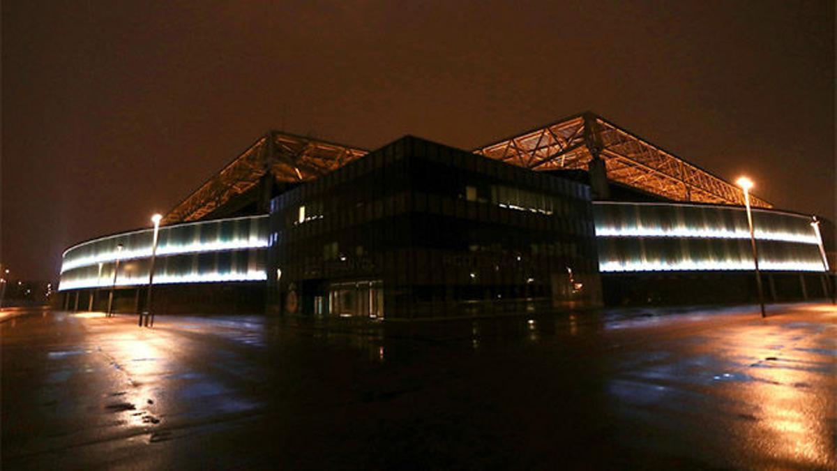 El RCDE Stadium se ilumina para homenajear a los sanitarios