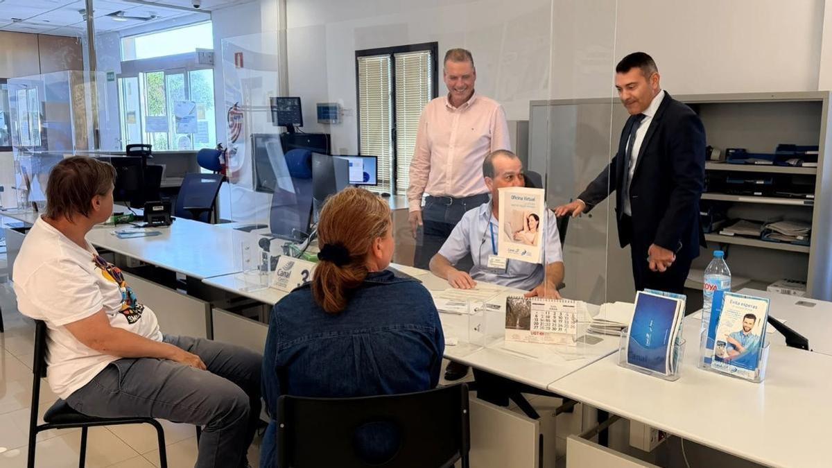 Domingo Cejas (i) y Oswaldo Betancort, en las instalaciones del Consorcio del Agua de Lanzarote en Punta de los Vientos
