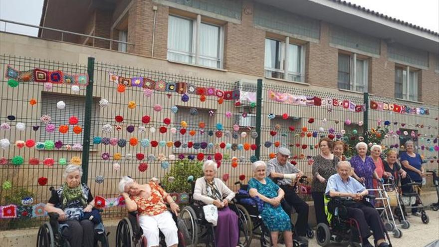 La residencia se decora con un jardín de flores de ganchillo