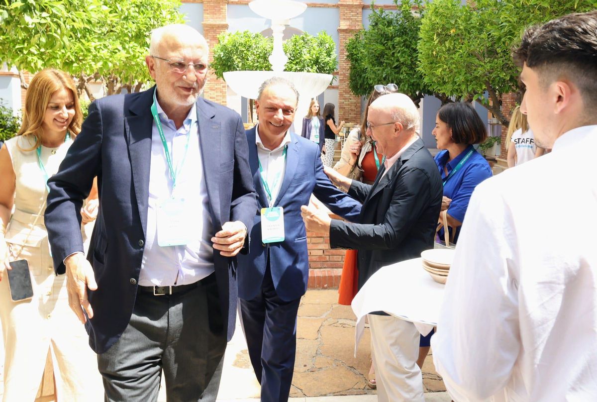 Juan Roig y Salvador Navarro saludan a Toni Mayor.