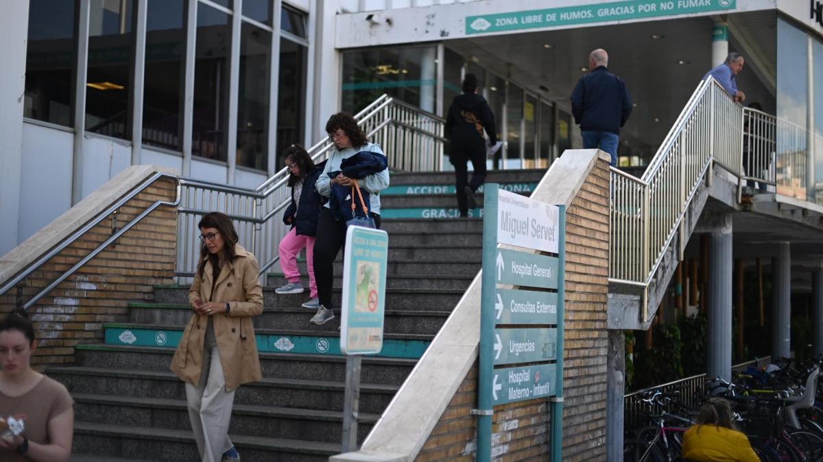 Pacientes salen del Servet este martes en una jornada que trasncurre con normalidad tras el apagón.