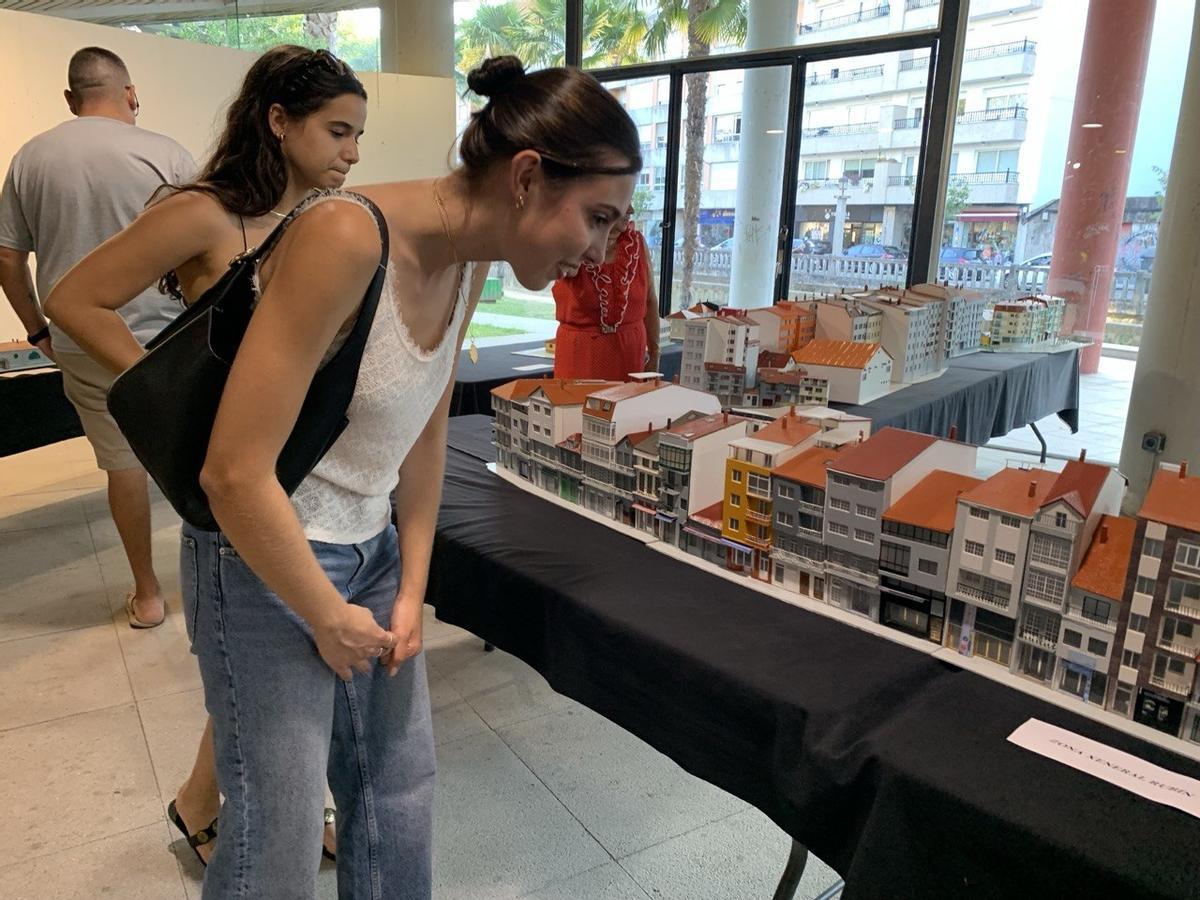 Gene Muíños Reboredo expone en «A nosa pequena vila» maquetas a escala de edificios de Redondela