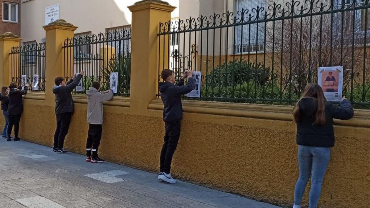 Alumnos del Sagrado Corazón de Jesús colocan los carteles. | Cedida