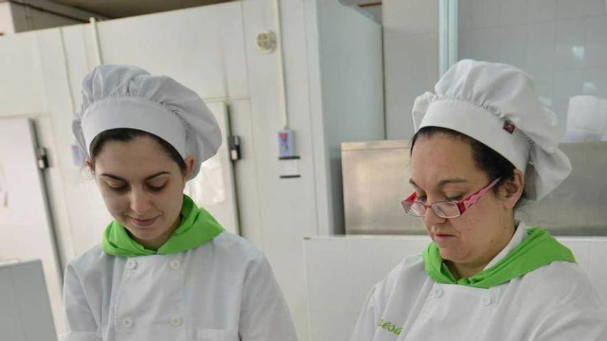 Pau Gea prepara su plato con la ayuda de Sonia Castañón.