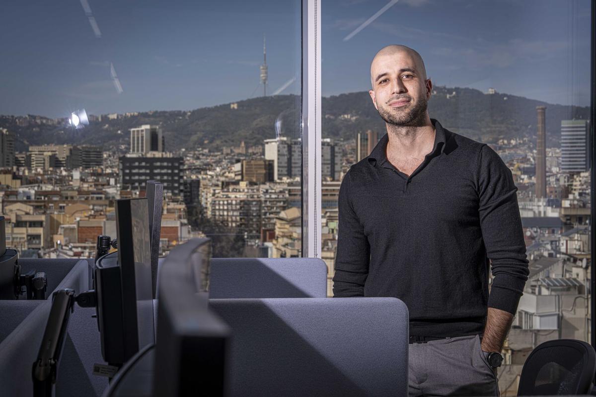 Barcelona, 18/02/2026 Barcelona. Repor sobre talento que ha regresado a barcelona por la apertura de la sede de AstraZeneca. varios perfiles. Tema largo. En Edificio Estel. Personas: Nuria Folguera, Ana García del Molino (la del vestido rojo), y Francesc Muyas. AUTOR: MANU MITRU