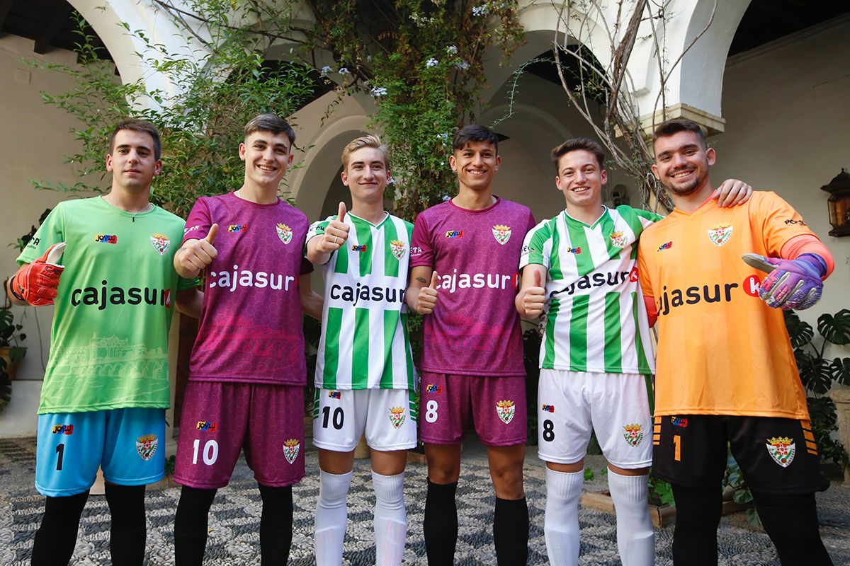 Pepe Escalante y Perico Campos junto a las autoridades en la presentación de las equipaciones de la temporada 2021-22